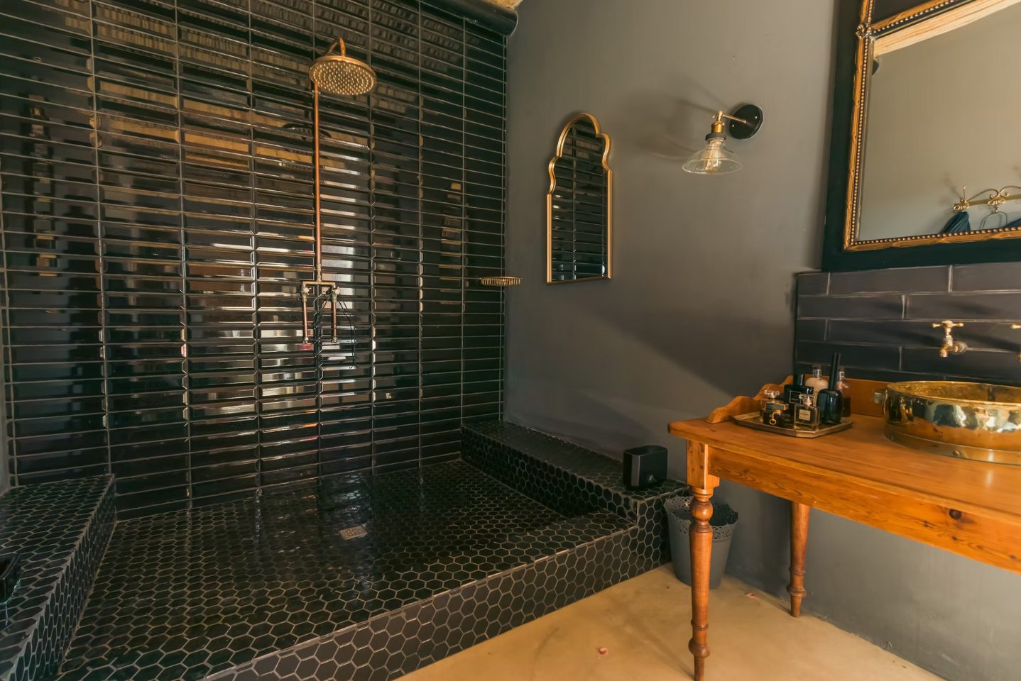Black tiled outdoor-feel shower at Doringbos
